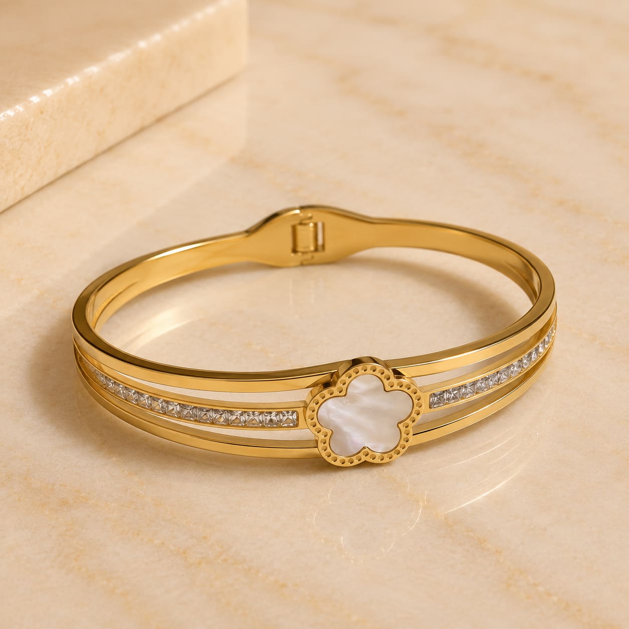 Clover Gleam Bracelet